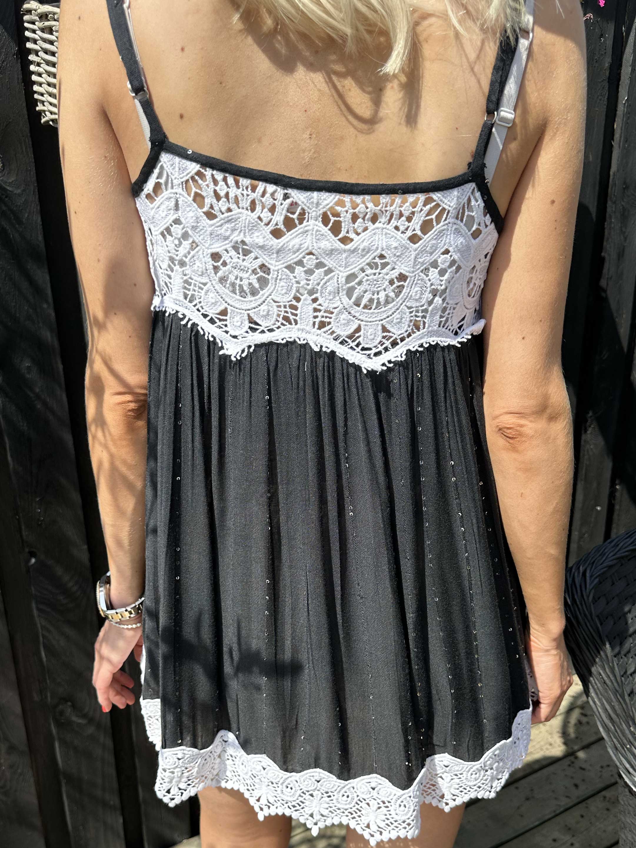 Opal - Söt topp med broderade detaljer och paljetter